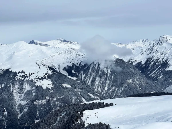 Beaux Sommets Alpins Ensoleillés Enneigés Dessus Station Hiver Sportive Récréative — Photo