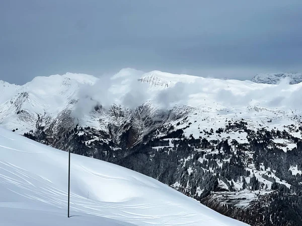 Beautiful Sunlit Snow Capped Alpine Peaks Swiss Tourist Sports Recreational — Photo