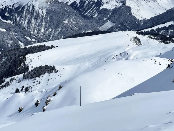 Prachtige Zonovergoten Besneeuwde Bergtoppen Boven Het Zwitserse Toeristische Sport Recreatiegebied — Stockfoto
