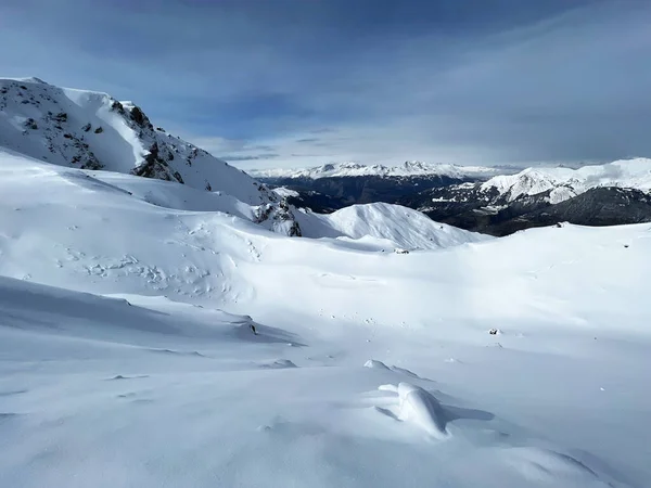 Prachtige Zonovergoten Besneeuwde Bergtoppen Boven Het Zwitserse Toeristische Sport Recreatiegebied — Stockfoto