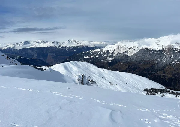 Beautiful Sunlit Snow Capped Alpine Peaks Swiss Tourist Sports Recreational — Stock fotografie