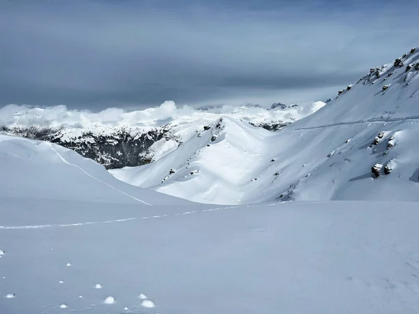 Beautiful Sunlit Snow Capped Alpine Peaks Swiss Tourist Sports Recreational — Stockfoto