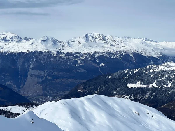 Belos Picos Alpinos Iluminados Pelo Sol Cobertos Neve Acima Resort — Fotografia de Stock