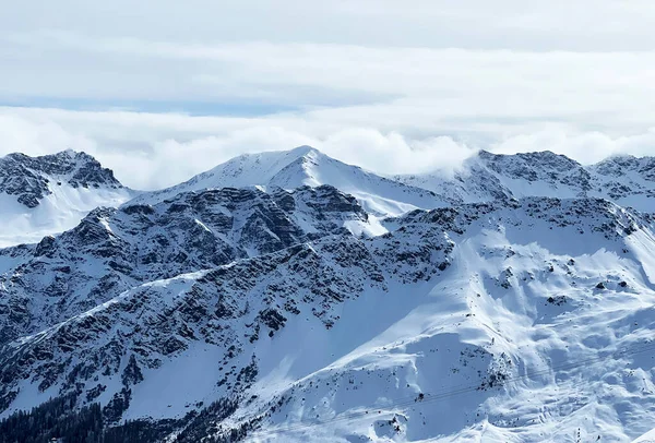 スイスの観光スポーツレクリエーション冬のリゾートの上に美しい太陽の光と雪に覆われた高山のピーク スイスのグリゾート カントン スイス — ストック写真