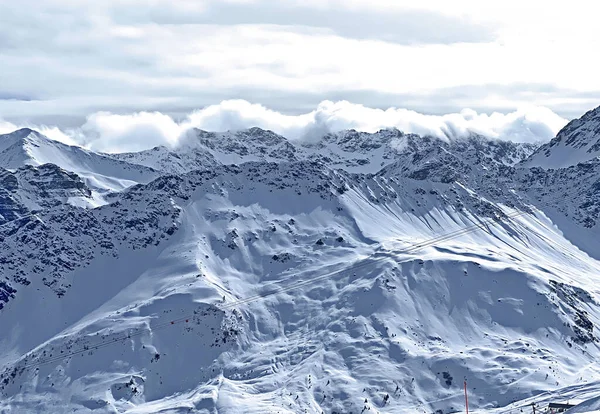 Belos Picos Alpinos Iluminados Pelo Sol Cobertos Neve Acima Resort — Fotografia de Stock