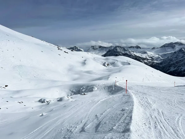 Beautiful Sunlit Snow Capped Alpine Peaks Swiss Tourist Sports Recreational — Foto de Stock
