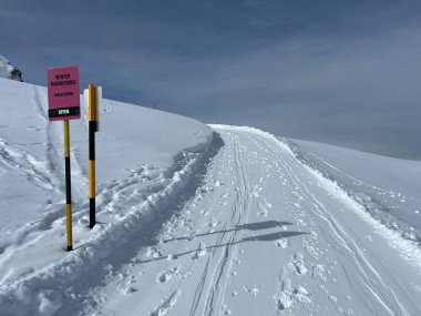 Excellently arranged and cleaned winter trails for walking, hiking, sports and recreation in the area of the Swiss tourist winter resort of Arosa - Canton of Grisons, Switzerland (Schweiz)