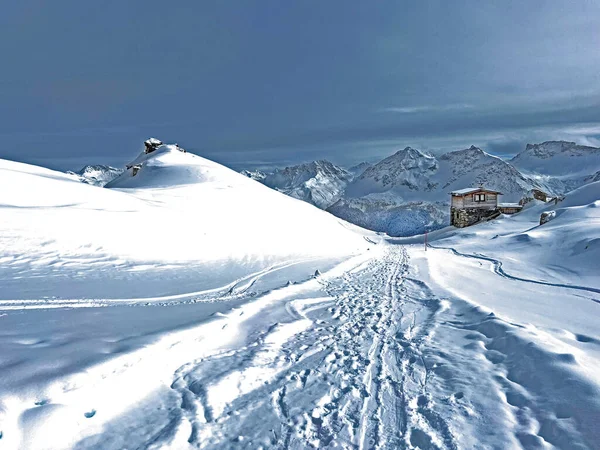 素晴らしい冬のハイキングコースとスイスアルプスの新鮮な高山の雪のカバーとアロサの観光リゾート スイスのグリソンのカントン スイス — ストック写真