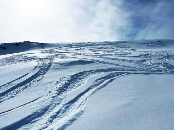 Nádherné Zimní Turistické Stezky Stopy Čerstvém Vysokohorském Sněhovém Porostu Švýcarských — Stock fotografie