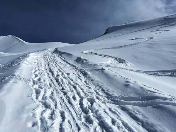 stock image Wonderful winter hiking trails and traces in the fresh alpine snow cover of the Swiss Alps and over the tourist resort of Arosa - Canton of Grisons, Switzerland (Schweiz)