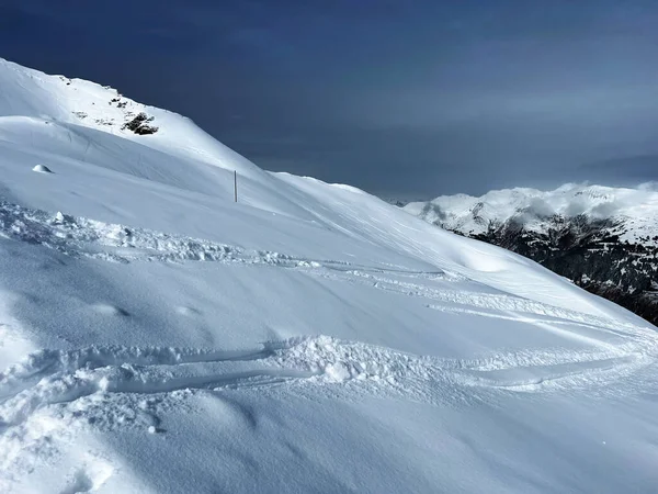 stock image Wonderful winter hiking trails and traces in the fresh alpine snow cover of the Swiss Alps and over the tourist resort of Arosa - Canton of Grisons, Switzerland (Schweiz)