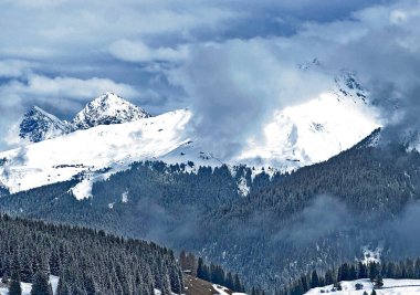 İsviçre 'nin Arosa Kantonu' nun üzerindeki İsviçre Alplerinde güzel alçak kış bulutları ve sis yoğunluğu (Schweiz)