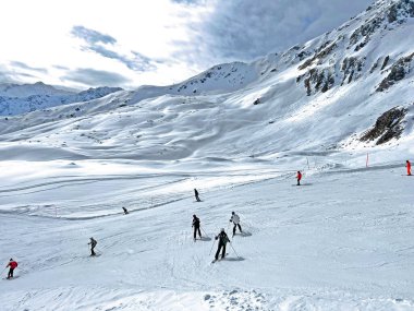 Amazing sport-recreational snowy winter tracks for skiing and snowboarding in the alpine Swiss tourist resort of Arosa - Canton of Grisons, Switzerland (Schweiz)