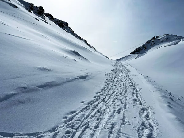 stock image Wonderful winter hiking trails and traces in the fresh alpine snow cover of the Swiss Alps and over the tourist resort of Arosa - Canton of Grisons, Switzerland (Schweiz)