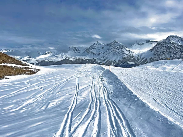 在瑞士阿尔卑斯山的新鲜高山雪地上 在瑞士格里森州的旅游胜地Arosa 施韦兹 冬天的远足小径和小径令人赞叹 — 图库照片