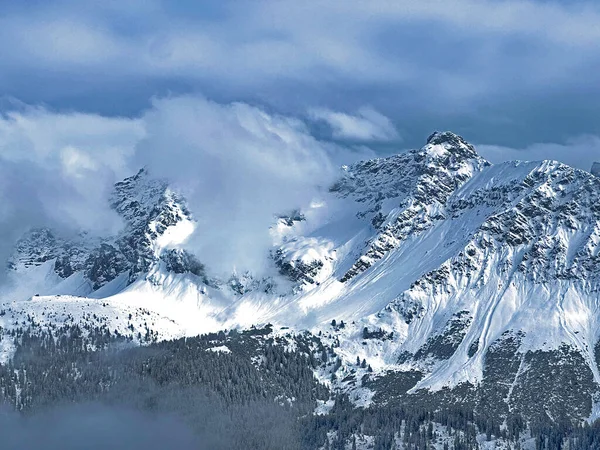 Piękne Niskie Chmury Zimowe Kondensacja Mgły Alpach Szwajcarskich Nad Kurortem — Zdjęcie stockowe