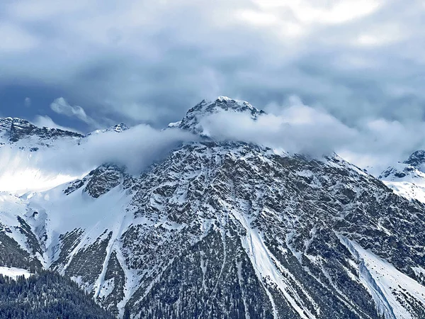 Piękne Niskie Chmury Zimowe Kondensacja Mgły Alpach Szwajcarskich Nad Kurortem — Zdjęcie stockowe