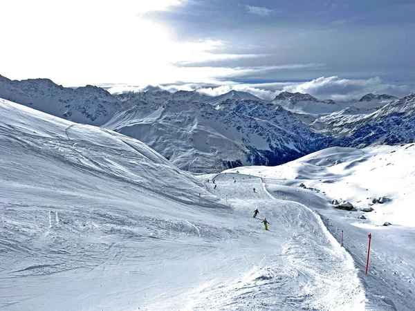 スキーやスノーボードのための素晴らしいスポーツレクリエーションの雪の冬のトラックは アロスの高山スイスの観光地で スイスのグリソンのカントン スイス — ストック写真