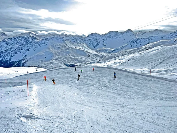 瑞士格劳森州的高山度假胜地Arosa的雪地滑雪和滑雪板滑雪的令人惊奇的体育娱乐性雪地 — 图库照片