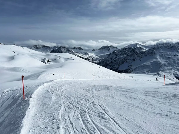 Amazing Sport Recreational Snowy Winter Tracks Skiing Snowboarding Alpine Swiss — Stock Fotó