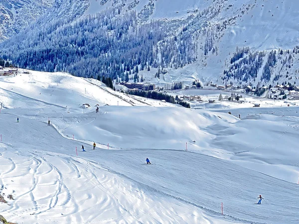 Amazing Sport Recreational Snowy Winter Tracks Skiing Snowboarding Alpine Swiss — стоковое фото