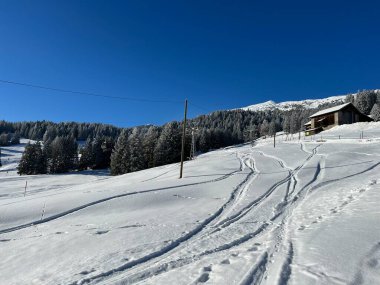 İsviçre Alpleri 'ndeki Valbella ve Lenzerheide tatil beldelerinin üzerindeki kar yağışı sonrası harika kış yürüyüş yolları ve izler İsviçre' nin Grisonlar Kantonu (Schweiz)