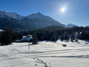 Wonderful winter hiking trails and traces after the winter snowfall above the tourist resorts of Valbella and Lenzerheide in the Swiss Alps - Canton of Grisons, Switzerland (Schweiz)
