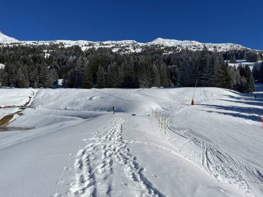 İsviçre Alpleri 'ndeki Valbella ve Lenzerheide tatil beldelerinin üzerindeki kar yağışı sonrası harika kış yürüyüş yolları ve izler İsviçre' nin Grisonlar Kantonu (Schweiz)