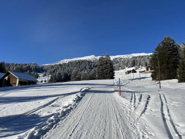 İsviçre Alpleri 'ndeki Valbella ve Lenzerheide tatil beldelerinde yürüyüş, yürüyüş, yürüyüş, spor ve dinlenme için mükemmel bir şekilde düzenlenmiş ve temizlenmiş kış patikaları - İsviçre' deki Grisonlar Kantonu, İsviçre (Schweiz)