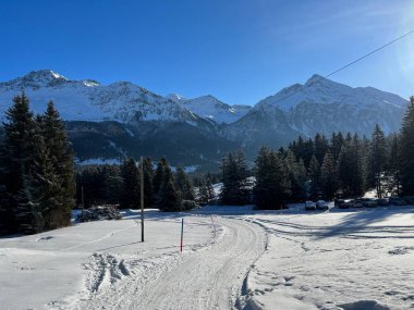 İsviçre Alpleri 'ndeki Valbella ve Lenzerheide tatil beldelerinde yürüyüş, yürüyüş, yürüyüş, spor ve dinlenme için mükemmel bir şekilde düzenlenmiş ve temizlenmiş kış patikaları - İsviçre' deki Grisonlar Kantonu, İsviçre (Schweiz)