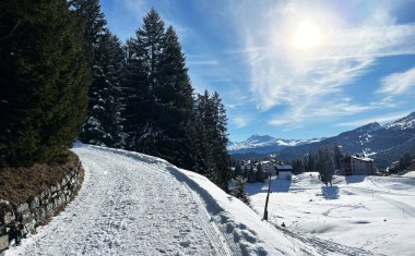 İsviçre Alpleri 'ndeki Valbella ve Lenzerheide tatil beldelerinde yürüyüş, yürüyüş, yürüyüş, spor ve dinlenme için mükemmel bir şekilde düzenlenmiş ve temizlenmiş kış patikaları - İsviçre' deki Grisonlar Kantonu, İsviçre (Schweiz)