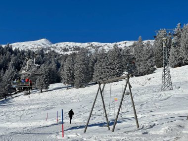 Dört kişi. Yüksek hızlı teleferik (sökülebilir) Pedra Grossa veya 4er Hochgeschwindigkeits-Sesselbahn (Kuppelbar) Pedra Grossa İsviçre 'nin Valbella ve Lenzerheide tatil beldelerinde - İsviçre' nin Grisonlar Kantonu, İsviçre (Schweiz)