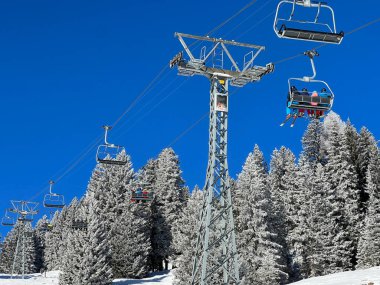 Dört kişi. Yüksek hızlı teleferik (sökülebilir) Pedra Grossa veya 4er Hochgeschwindigkeits-Sesselbahn (Kuppelbar) Pedra Grossa İsviçre 'nin Valbella ve Lenzerheide tatil beldelerinde - İsviçre' nin Grisonlar Kantonu, İsviçre (Schweiz)