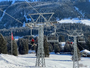 Dört kişi. Yüksek hızlı teleferik (sökülebilir) Pedra Grossa veya 4er Hochgeschwindigkeits-Sesselbahn (Kuppelbar) Pedra Grossa İsviçre 'nin Valbella ve Lenzerheide tatil beldelerinde - İsviçre' nin Grisonlar Kantonu, İsviçre (Schweiz)