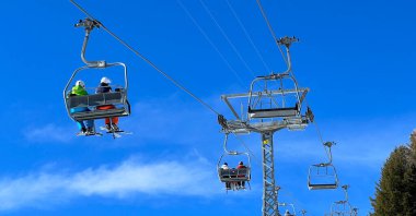 Dört kişi. Yüksek hızlı teleferik (sökülebilir) Pedra Grossa veya 4er Hochgeschwindigkeits-Sesselbahn (Kuppelbar) Pedra Grossa İsviçre 'nin Valbella ve Lenzerheide tatil beldelerinde - İsviçre' nin Grisonlar Kantonu, İsviçre (Schweiz)