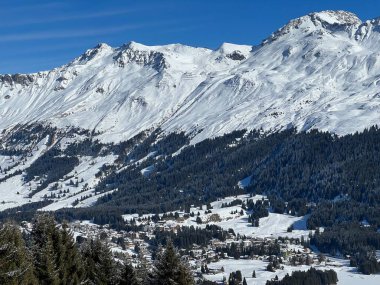 İsviçre Alpleri 'ndeki Valbella ve Lenzerheide dağlık tatil beldelerinde bir peri masalı kış atmosferi ve muhteşem bir manzara - İsviçre Grison Kantonu, İsviçre (Schweiz)