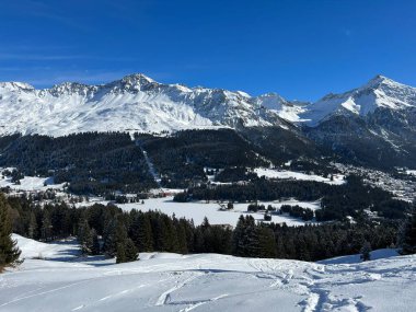 İsviçre Alpleri 'ndeki Valbella ve Lenzerheide dağlık tatil beldelerinde bir peri masalı kış atmosferi ve muhteşem bir manzara - İsviçre Grison Kantonu, İsviçre (Schweiz)