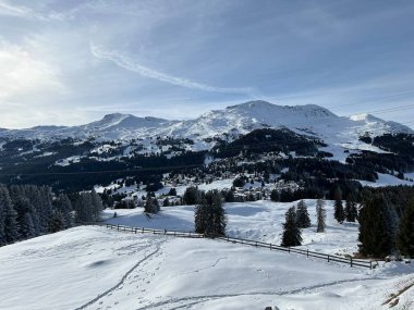 İsviçre Alpleri 'ndeki Valbella ve Lenzerheide dağlık tatil beldelerinde bir peri masalı kış atmosferi ve muhteşem bir manzara - İsviçre Grison Kantonu, İsviçre (Schweiz)