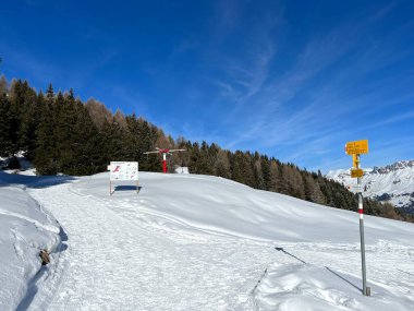 İsviçre Alpleri 'ndeki Valbella ve Lenzerheide tatil beldelerinin üstündeki sakin kış atmosferinde gezinme işaretleri ve yön işaretleri - İsviçre' nin Grisonlar Kantonu, İsviçre (Schweiz)