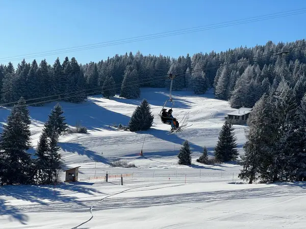 4人だ 高速リフト 取り外し可能 Pedra Grossaまたは4Er Hochgeschwindigkeits Sesselbahn Kuppelbar ValbellaとLenzerheideのスイスの冬のリゾート地のPedra Grossa — ストック写真