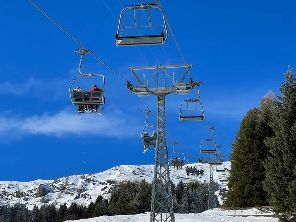 4人だ 高速リフト 取り外し可能 Pedra Grossaまたは4Er Hochgeschwindigkeits Sesselbahn Kuppelbar ValbellaとLenzerheideのスイスの冬のリゾート地のPedra Grossa — ストック写真