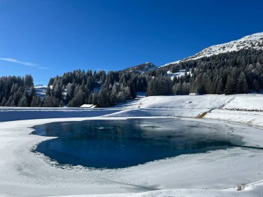 Valos Gölü (Speichersee Valos), İsviçre Alpleri 'ndeki Valbella ve Lenzerheide tatil beldelerinin üzerindeki Valos Gölü veya rezervuar gölü üzerindeki güzel kış atmosferi - İsviçre Grisonlar Kantonu, İsviçre (Schweiz)