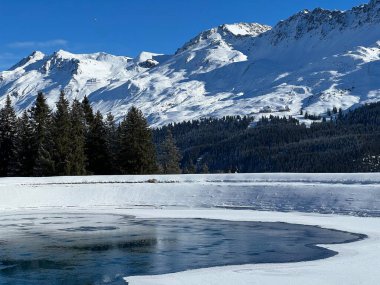 Valos Gölü (Speichersee Valos), İsviçre Alpleri 'ndeki Valbella ve Lenzerheide tatil beldelerinin üzerindeki Valos Gölü veya rezervuar gölü üzerindeki güzel kış atmosferi - İsviçre Grisonlar Kantonu, İsviçre (Schweiz)