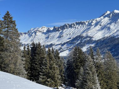 İsviçre 'nin İsviçre Alpleri' ndeki Valbella ve Lenzerheide tatil beldeleri üzerinde güneşli ve karla kaplı alp tepeleri - İsviçre Grisonlar Kantonu, İsviçre (Schweiz)