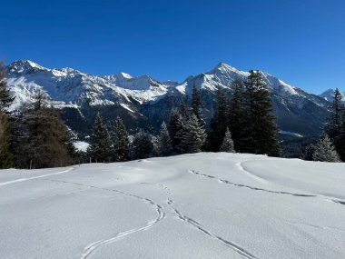 İsviçre 'nin İsviçre Alpleri' ndeki Valbella ve Lenzerheide tatil beldeleri üzerinde güneşli ve karla kaplı alp tepeleri - İsviçre Grisonlar Kantonu, İsviçre (Schweiz)