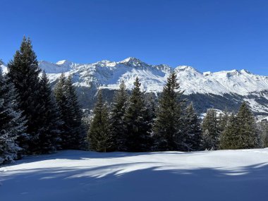 İsviçre 'nin İsviçre Alpleri' ndeki Valbella ve Lenzerheide tatil beldeleri üzerinde güneşli ve karla kaplı alp tepeleri - İsviçre Grisonlar Kantonu, İsviçre (Schweiz)