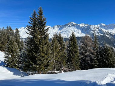 İsviçre 'nin İsviçre Alpleri' ndeki Valbella ve Lenzerheide tatil beldeleri üzerinde güneşli ve karla kaplı alp tepeleri - İsviçre Grisonlar Kantonu, İsviçre (Schweiz)