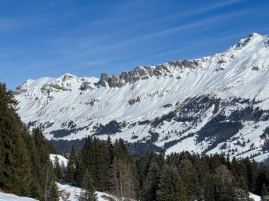 İsviçre 'nin İsviçre Alpleri' ndeki Valbella ve Lenzerheide tatil beldeleri üzerinde güneşli ve karla kaplı alp tepeleri - İsviçre Grisonlar Kantonu, İsviçre (Schweiz)