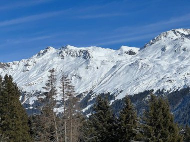 İsviçre 'nin İsviçre Alpleri' ndeki Valbella ve Lenzerheide tatil beldeleri üzerinde güneşli ve karla kaplı alp tepeleri - İsviçre Grisonlar Kantonu, İsviçre (Schweiz)