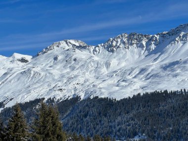 İsviçre 'nin İsviçre Alpleri' ndeki Valbella ve Lenzerheide tatil beldeleri üzerinde güneşli ve karla kaplı alp tepeleri - İsviçre Grisonlar Kantonu, İsviçre (Schweiz)